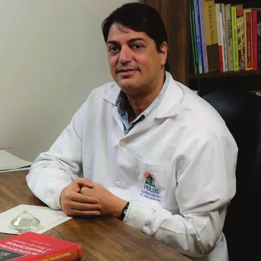 Prof. Dr. José Miguel Veiga no consultório da Holos